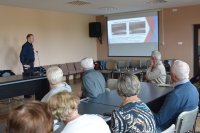 Dzielnicowy z Posterunku Policji w Sokołach prowadzi prelekcje z seniorami Kulesz Kościelnych omawiając  przy pomocy prezentacji multimedialnej przykłady oszustw z terenu naszego powiatu.