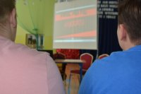 Zdjęcie przedstawia uczniów zgromadzonych  na sali Zespołu Szkół  w Ciechanowcu oglądających przygotowany materiał filmowy.