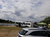 Fotografia przedstawia radiowóz oraz namioty na imprezie plenerowej  nad  Zalewem w Ciechanowcu.