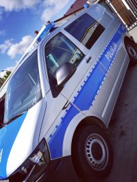 Obraz przedstawia nowy pojazd otrzymany przez wysokomazowieckich policjantów marki Volkswagen Transporter