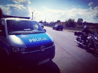 Obraz przedstawia radiowóz policji i wzmożony ruch pojazdów na drodze relacji  Ciechanowiec- Wysokie Mazowieckie