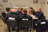 Obraz przedstawia policjantów na spotkaniu z przedstawicielami Krus-u i PSSE