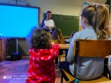 Obraz przedstawia profilaktyk Wydziału Prewencji na spotkaniu z dziećmi w Szkole w Bruszewie