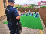Obraz przedstawia policjantów na spotkaniu z przedszkolakami