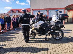Obraz przedstawia policjantów na spotkaniu z młodzieżą w Czyżewie