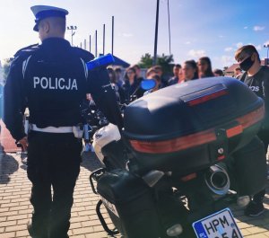 Obraz przedstawia policjantów na spotkaniu z młodzieżą w Czyżewie
