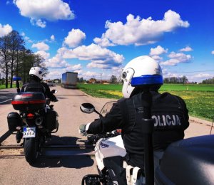 Obraz przedstawia policjantów na motocyklach