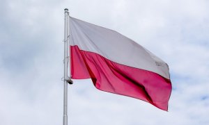 Obraz przedstawia flagę Polski na tle nieba
