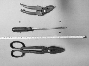 Obraz przedstawia zabezpieczone nożyce i śrubokręt