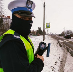 Obraz przedstawia policjanta wydziału ruchu drogowego