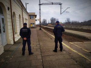 zdjęcie przedstawia policjanta i funkcjonariusza służby ochrony kolei patrolujących rejon dworca kolejowego w czyżewie