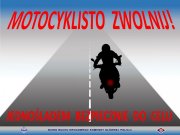 obraz przedstawia osobę siedzącą na motocyklu z napisem &quot;motocyklisto zwolnij jednośladem bezpiecznie do celu