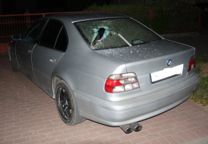 obraz przedstawia uszkodzone auto marki bmw