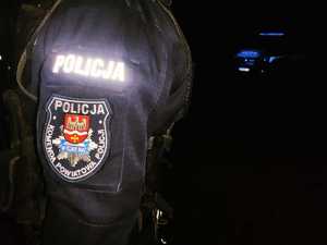 obraz przedstawia ramię policjanta na którym widnieje naszywka Komenda Powiatowa Policji w Wysokiem Mazowieckiem