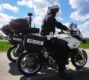 obraz przedstawia policjantów na motocyklach