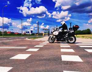 obraz przedstawia policjanta na motocyklu