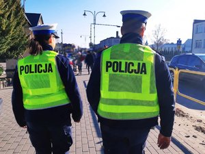 obraz przedstawia policjantów idących jedną z ulic Wysokiego Mazowieckiego
