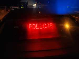 obraz przedstawia napis policja na radiowozie