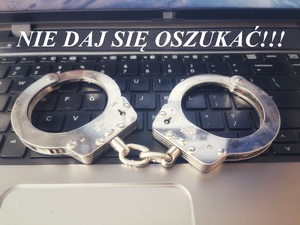obraz przedstawia kajdanki usytuowane na klawiaturze komputera, na górze napis nie daj się oszukać