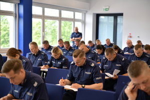 obraz przedstawia policjantów rozwiązujących testy