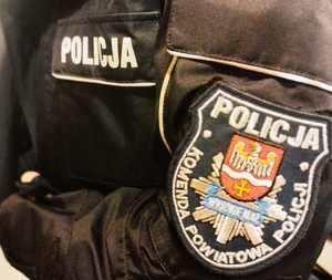 obraz przedstawia ramię policjanta z napisem Komend Powiatowa Policji w Wysokiem Mazowieckiem